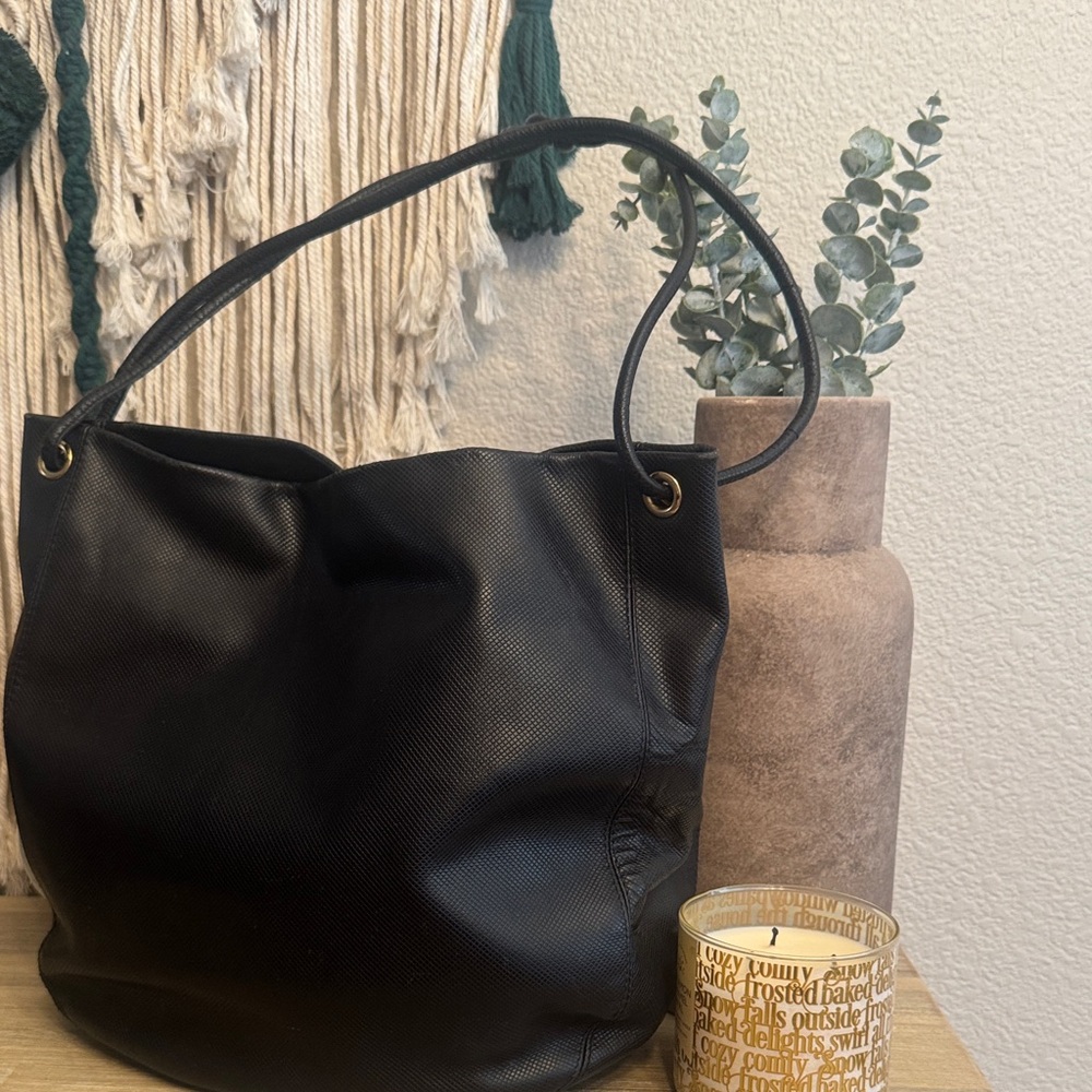 100 %  authentic 
Bottega Veneta Black Shoulder Bag